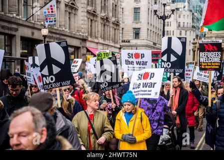 La manifestazione Stop the War organizzata dalla Stop the War Coalition, Londra, Regno Unito, 6th marzo 2022 Foto Stock