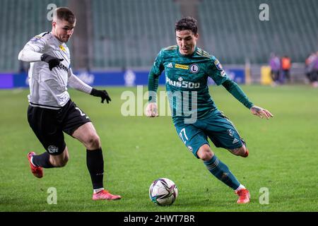 Kryspin Szczesniak di Gornik e Josue Pesqueira di Legia in azione durante la partita finale della Fortuna Polish Cup tra Legia Warszawa e Gornik Leczna al Marshal Jozef Pilsudski Legia Varsavia Municipal Stadium. (Punteggio finale; Legia Warszawa 2:0 Gornik Leczna). (Foto di Mikolaj Barbanell / SOPA Images/Sipa USA) Foto Stock