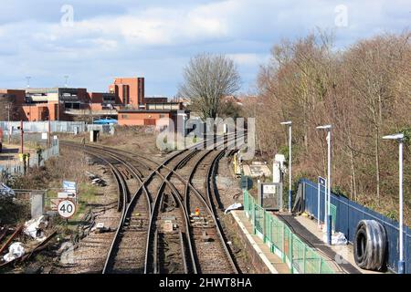 Binari ferroviari e piattaforma della stazione chiusi per lavori di ingegneria Foto Stock