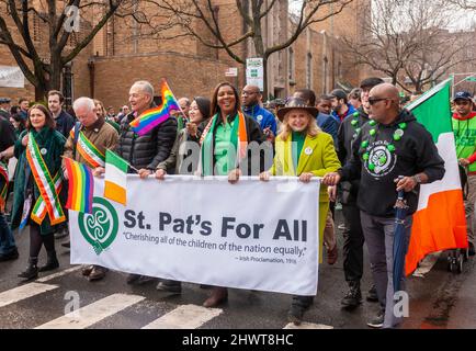 Politici, tra cui il senatore di New York Charles Schumer, a sinistra, il Congresswoman Carolyn Maloney, a destra, e il procuratore generale di New York Leticia James, al centro, nel Sunnyside, Queens St. Pat’s for All, la sfilata di San Patrizio a New York domenica 6 marzo 2022. Con l’abolizione delle sanzioni pandemiche, le attività all’aperto, come la miriade di sfilate domenicali di New York, sono tornate. (© Richard B. Levine) Foto Stock