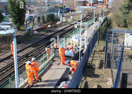 Operai di manutenzione della pista ferroviaria ad una stazione in Staines su Thames Surrey Foto Stock