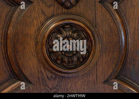 bellissimo ornamento in legno intagliato d'epoca, antico elemento rotondo sul soffitto Foto Stock