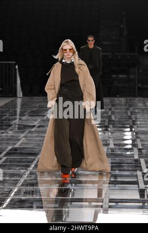 Parigi, Francia. 06th Mar 2022. Un modello cammina sulla pista alla sfilata di moda Givenchy durante l'autunno Winter 2022 Collection Fashion Show alla Paris Fashion Week di Parigi, Francia, il 6 2022 marzo. (Foto di Jonas Gustavsson/Sipa USA) Credit: Sipa USA/Alamy Live News Foto Stock