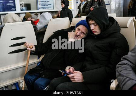 Non esclusiva: ZAPORIZHZHIA, UCRAINA - 07 MARZO 2022 - i cittadini aspettano i treni di evacuazione, Zaporizhzhia, Ucraina sudorientale Foto Stock