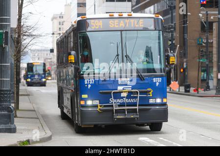 Seattle, WA, USA - 06 marzo 2022; Sound Trainsit bus nel centro di Seattle sulla Route 594 Foto Stock