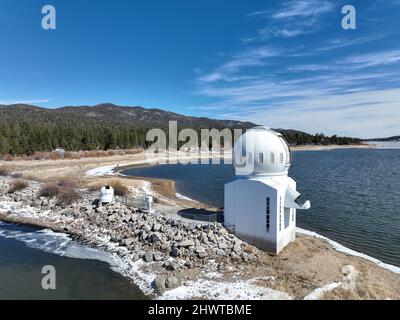 Vista aerea del Big Bear Solar Observatory sulla riva del Big Bear Lake, Centro per la ricerca solare terrestre. California, Stati Uniti Foto Stock