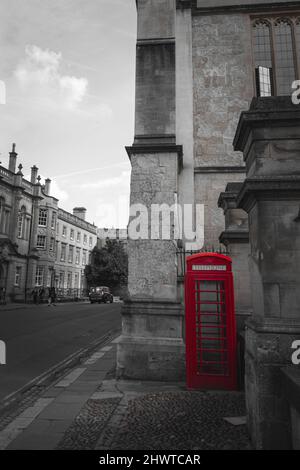 Telefono rosso su una strada, Oxford UK (bianco e nero) Foto Stock