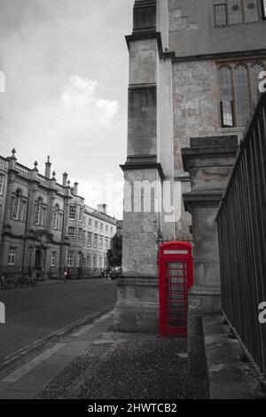 Telefono rosso su una strada, Oxford UK (bianco e nero) Foto Stock