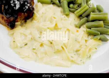 Saporito piatto laterale di uova Noodles con una salsa cremosa Foto Stock