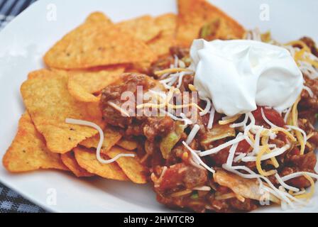 Piatto di insalata Taco e Chesy Chips Foto Stock