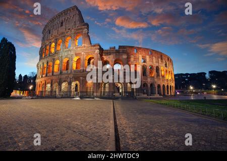 Colosseo, Roma, Italia. Immagine dell'iconico Colosseo a Roma, in Italia, all'alba. Foto Stock