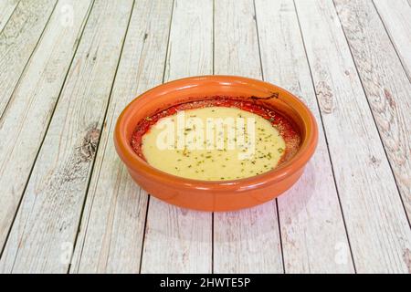 La provoleta è una ruota di provolone che è una tradizione in Argentina per servirla arrostita o cotta al forno. È perfetto come antipasto o come spuntino Foto Stock