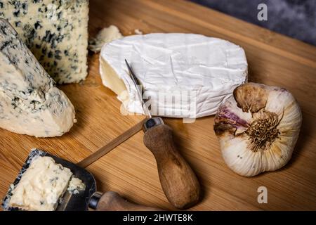 Formaggi di mucca blu, pecora e capra che hanno colture di Penicillium nella loro pasta aggiunto al prodotto finale e che garantiscono un caratterista Foto Stock