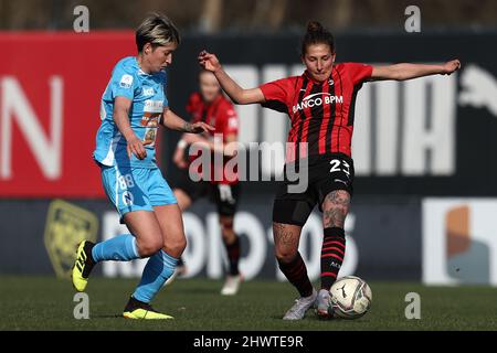 Stadio Vismara, Milano, 06 marzo 2022, Miriam Longo (AC Milan) e Claudia Mauri (Napoli femminile) combattono per la palla durante AC Milan vs Foto Stock