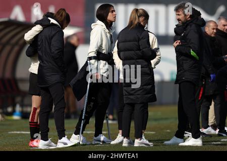 Stadio Vismara, Milano, 06 marzo 2022, Martina Piemonte (AC Milan) guarda il riscaldamento dalla sideline a causa della sua ferita mentre parla con ma Foto Stock