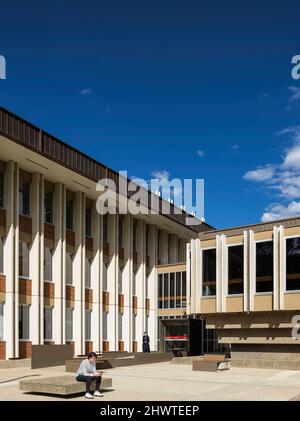 Entrata e collegamento tra l'edificio principale e l'edificio annesso con piazzale paesaggistico. ANU Birch Building, Canberra, Australia. Architetto: Hassell, 202 Foto Stock