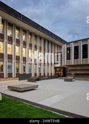 Entrata e collegamento tra l'edificio principale e l'edificio annesso con piazzale paesaggistico. ANU Birch Building, Canberra, Australia. Architetto: Hassell, 202 Foto Stock