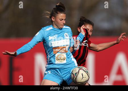 Stadio Vismara, Milano, 06 marzo 2022, Miriam Longo (AC Milan) e Heden Corrado (Napoli femminile) combattono per la palla durante AC Milan vs Foto Stock