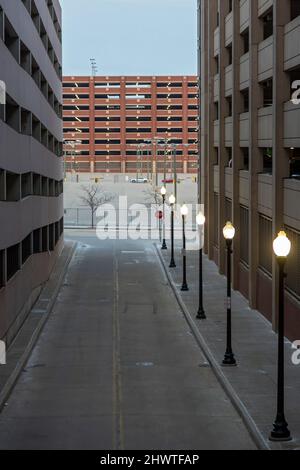 Detroit, Michigan - tre parcheggi, un parcheggio in superficie e una strada deserta nel centro di Detroit. Foto Stock