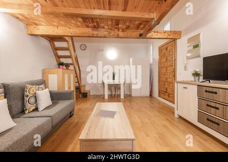 Soppalco duplex con struttura in legno per sostenere la camera da letto al piano superiore e porta di accesso alla casa in legno di pino Foto Stock