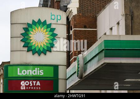 Londra, UK 7 Mar 2022. Un logo BP presso la sua stazione di servizio. I prezzi del carburante hanno colpito nuovi record del Regno Unito mentre l'invasione RussiaÕs dell'Ucraina continua. Credit Dinendra Haria /Alamy Live News Foto Stock