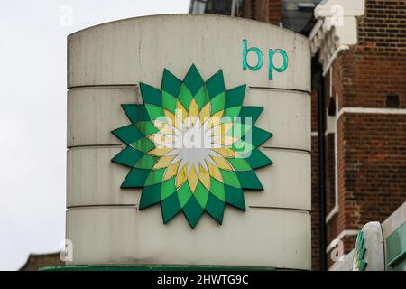 Londra, UK 7 Mar 2022. Un logo BP presso la sua stazione di servizio. I prezzi del carburante hanno colpito nuovi record del Regno Unito mentre l'invasione RussiaÕs dell'Ucraina continua. Credit Dinendra Haria /Alamy Live News Foto Stock