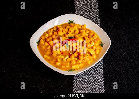 Stufato di ceci in stile marocchino con ras el hanout e peperoni Foto Stock