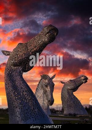 Tre dei Kelpies sul piccolo uno e i due più grandi sullo sfondo nel parco di Helix Falkirk Scozia Foto Stock