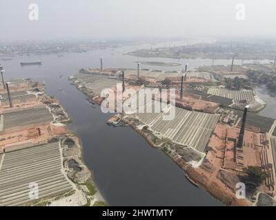 Keraniganj, Bangladesh. 07th Mar 2022. L'emissione di un'enorme quantità di elementi tossici da fornaci di mattoni sta causando gravi rischi per la salute ai lavoratori e alle persone che vivono nelle aree circostanti con la maggior parte che soffrono di problemi respiratori o cutanei, a Keraniganj, vicino a Dhaka, Bangladesh, marzo 7, 2022. (Foto di Suvra Kanti Das/Sipa USA) Credit: Sipa USA/Alamy Live News Foto Stock