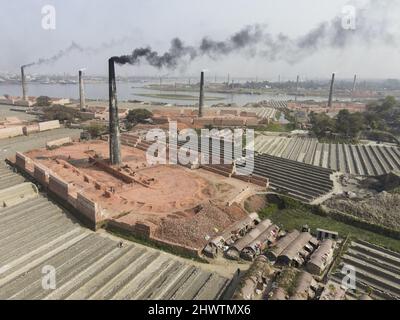 Keraniganj, Bangladesh. 07th Mar 2022. L'emissione di un'enorme quantità di elementi tossici da fornaci di mattoni sta causando gravi rischi per la salute ai lavoratori e alle persone che vivono nelle aree circostanti con la maggior parte che soffrono di problemi respiratori o cutanei, a Keraniganj, vicino a Dhaka, Bangladesh, marzo 7, 2022. (Foto di Suvra Kanti Das/Sipa USA) Credit: Sipa USA/Alamy Live News Foto Stock