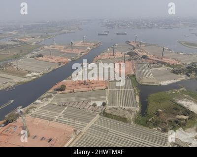 Keraniganj, Bangladesh. 07th Mar 2022. L'emissione di un'enorme quantità di elementi tossici da fornaci di mattoni sta causando gravi rischi per la salute ai lavoratori e alle persone che vivono nelle aree circostanti con la maggior parte che soffrono di problemi respiratori o cutanei, a Keraniganj, vicino a Dhaka, Bangladesh, marzo 7, 2022. (Foto di Suvra Kanti Das/Sipa USA) Credit: Sipa USA/Alamy Live News Foto Stock