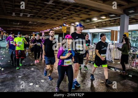 Tel Aviv, Israele - 25 febbraio 2022 corridori nella strada di Tel Aviv alla maratona che si svolge il 25 febbraio dopo un anno di hiatus follo Foto Stock