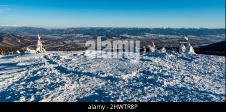 Splendida vista dalla collina di Mincol in inverno Lucanska Mala Fatra montagne in Slovacchia