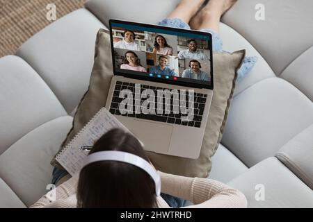 La donna con vista dall'alto partecipa al briefing tramite videocall Foto Stock