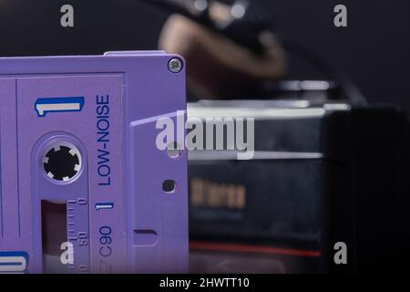 Helsinki / Finlandia - 7 MARZO 2022: Primo piano di un vecchio nastro di cassette vintage su sfondo scuro Foto Stock