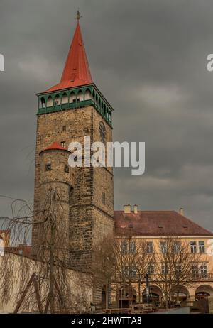 Jicin città dopo la tempesta invernale con vecchi edifici di colore Foto Stock