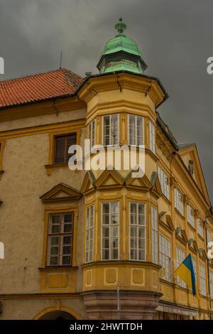 Jicin città dopo la tempesta invernale con vecchi edifici di colore Foto Stock