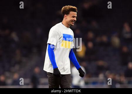 Londra, Regno Unito. 07th Mar 2022. DELE Alli di Everton si presenta durante il pre-match, indossando una t-shirt a supporto dell'Ucraina. Premier League Match, Tottenham Hotspur v Everton al Tottenham Hotspur Stadium di Londra lunedì 7th marzo 2022. Questa immagine può essere utilizzata solo a scopo editoriale. Solo per uso editoriale, licenza richiesta per uso commerciale. Nessun uso in scommesse, giochi o un singolo club/campionato/player pubblicazioni. pic di Steffan Bowen/Andrew Orchard sport fotografia/Alamy Live news credito: Andrew Orchard sport fotografia/Alamy Live News Foto Stock