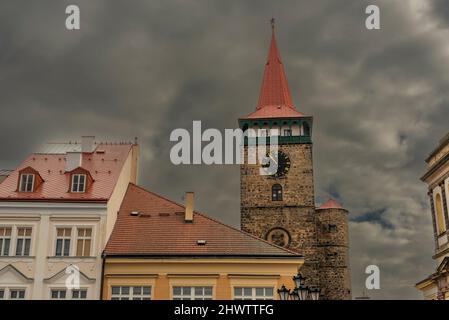 Jicin città dopo la tempesta invernale con vecchi edifici di colore Foto Stock