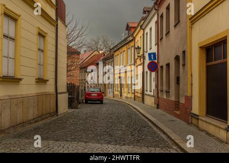 Jicin città dopo la tempesta invernale con vecchi edifici di colore Foto Stock