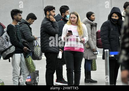 New Delhi, India. 07th Mar 2022. Persone evacuate dalla Polonia, alcune di loro sono state bloccate in Ucraina durante l'attacco della Russia contro l'Ucraina, arrivano al campo base dell'aviazione di Hindan a Hindan Ghaziabad, India, il 07 marzo 2022. Operazione Ganga, un'operazione di salvataggio per evacuare Indian Nationals Medicine Student, per lo più studenti da Ucraina dilaniata da conflitti nel mezzo di una guerra con la Russia, attraverso i paesi vicini. (Foto di Ravi Batra/Sipa USA) Credit: Sipa USA/Alamy Live News Foto Stock