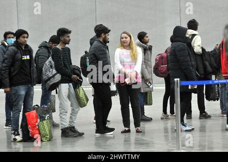 New Delhi, India. 07th Mar 2022. Persone evacuate dalla Polonia, alcune di loro sono state bloccate in Ucraina durante l'attacco della Russia contro l'Ucraina, arrivano al campo base dell'aviazione di Hindan a Hindan Ghaziabad, India, il 07 marzo 2022. Operazione Ganga, un'operazione di salvataggio per evacuare Indian Nationals Medicine Student, per lo più studenti da Ucraina dilaniata da conflitti nel mezzo di una guerra con la Russia, attraverso i paesi vicini. (Foto di Ravi Batra/Sipa USA) Credit: Sipa USA/Alamy Live News Foto Stock