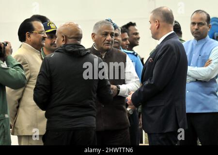 New Delhi, India. 07th Mar 2022. Persone evacuate dalla Polonia, alcune di loro sono state bloccate in Ucraina durante l'attacco della Russia contro l'Ucraina, arrivano al campo base dell'aviazione di Hindan a Hindan Ghaziabad, India, il 07 marzo 2022. Operazione Ganga, un'operazione di salvataggio per evacuare Indian Nationals Medicine Student, per lo più studenti da Ucraina dilaniata da conflitti nel mezzo di una guerra con la Russia, attraverso i paesi vicini. (Foto di Ravi Batra/Sipa USA) Credit: Sipa USA/Alamy Live News Foto Stock