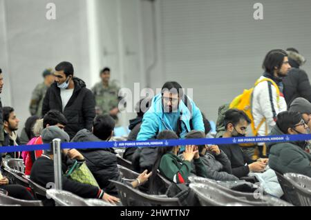 New Delhi, India. 07th Mar 2022. Persone evacuate dalla Polonia, alcune di loro sono state bloccate in Ucraina durante l'attacco della Russia contro l'Ucraina, arrivano al campo base dell'aviazione di Hindan a Hindan Ghaziabad, India, il 07 marzo 2022. Operazione Ganga, un'operazione di salvataggio per evacuare Indian Nationals Medicine Student, per lo più studenti da Ucraina dilaniata da conflitti nel mezzo di una guerra con la Russia, attraverso i paesi vicini. (Foto di Ravi Batra/Sipa USA) Credit: Sipa USA/Alamy Live News Foto Stock