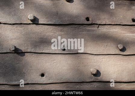 Dettaglio del vecchio cancello della città fiancheggiata da fogli di ferro primo piano Foto Stock