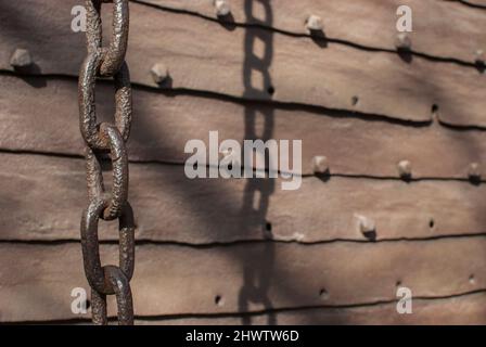 Dettaglio del vecchio cancello della città fiancheggiata da fogli di ferro primo piano Foto Stock