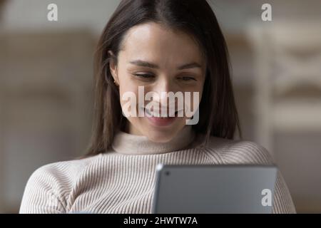 Primo piano bella donna utilizzare il tablet digitale a casa Foto Stock