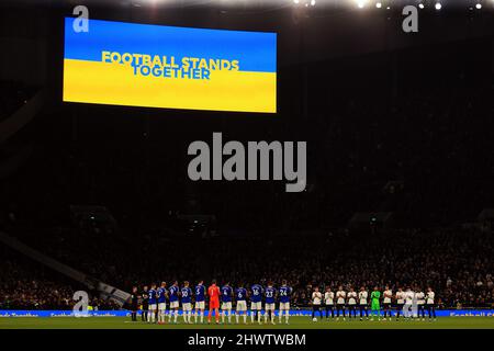 Londra, Regno Unito. 07th Mar 2022. I giocatori di Tottenham Hotspur ed Everton osservano un minuto di applauso prima del k/o a sostegno della partita Ukraine.Premier League, Tottenham Hotspur contro Everton al Tottenham Hotspur Stadium di Londra lunedì 7th marzo 2022. Questa immagine può essere utilizzata solo per scopi editoriali. Solo per uso editoriale, licenza richiesta per uso commerciale. Nessun uso in scommesse, giochi o un singolo club/campionato/player pubblicazioni. pic di Steffan Bowen/Andrew Orchard sport fotografia/Alamy Live news credito: Andrew Orchard sport fotografia/Alamy Live News Foto Stock