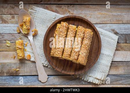 I biscotti di formaggio sotto forma di bastoncini si chiamano Kaasstengels , Kaastengel o kue keju, comunemente trovati nei Paesi Bassi e in Indonesia Foto Stock