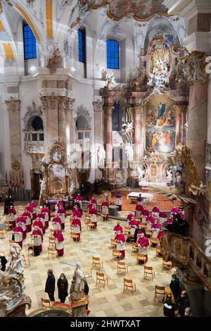 Bad Staffelstein, Germania. 07th Mar 2022. I Vescovi partecipano al servizio di apertura dell'Assemblea Plenaria di primavera della Conferenza Episcopale tedesca nella Basilica di Vierzehnheiligen. L'Assemblea plenaria primaverile della Conferenza Episcopale tedesca si svolgerà da lunedì 7 marzo a giovedì nel luogo di pellegrinaggio dell'alta Franconia di Vierzehnheiligen, vicino a Bad Staffelstein. Credit: Nicolas Armer/dpa/Alamy Live News Foto Stock